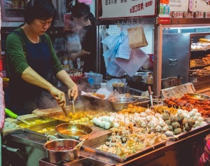 女性烹饪街头食品、食品和饮料、食品、真人、人、零售、商业、职业