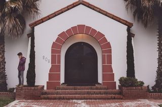 站在工厂旁边的人