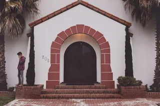 站在工厂旁边的人