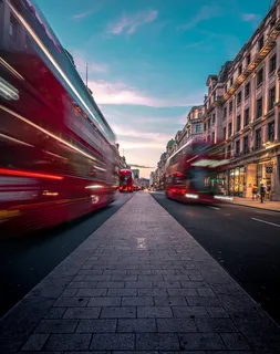 建筑间道路上双层巴士的timelapse摄影 建筑间道路上双层巴士的timelapse摄影