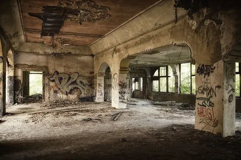 满是涂鸦的废弃建筑 满是涂鸦的废弃建筑