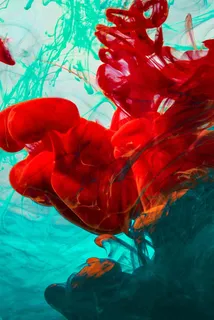 薄荷绿和红色墨水滴照片