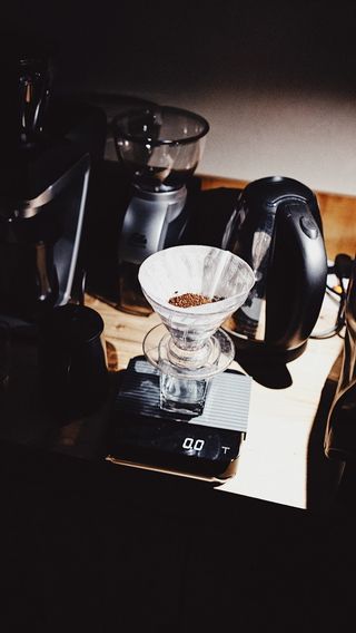 灰黑电水壶旁边的白黑数字秤