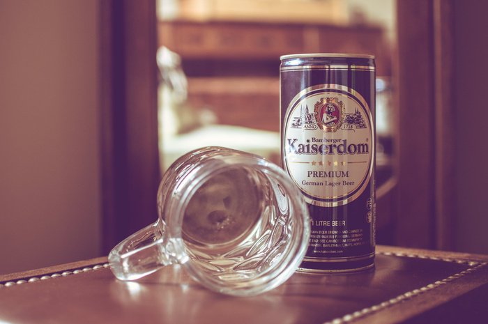 kaiserdom premium，旁边，玻璃啤酒杯，棕色，木质表面，kaiserdom，罐头，透明