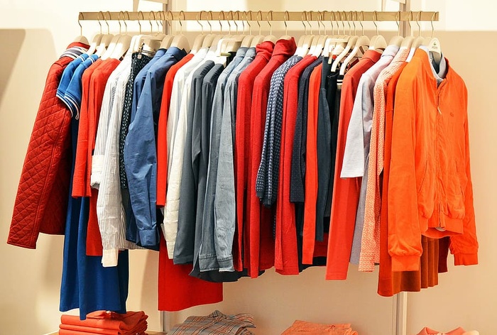 各种款式的服装很多，商店，衣服，衣服，线，时装，零售，服装店