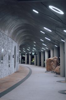 走廊、地板、照明、建筑、建筑、地板、室内、大堂