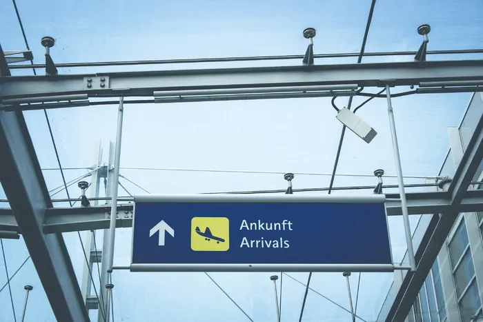 ankunft抵达道路标志、白天、机场、抵达、着陆、旅行、运输、航空