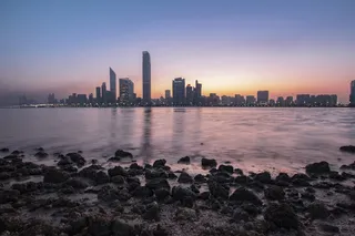 水体附近的摩天大楼