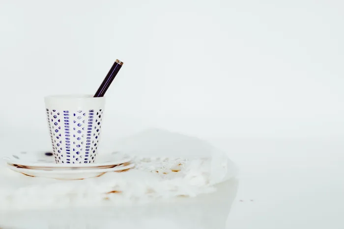 白色，蓝色，杯子，碟子，盘子，桌子，布，勺子