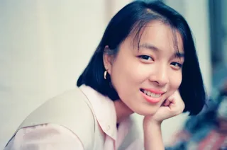 左手触碰下巴的女人