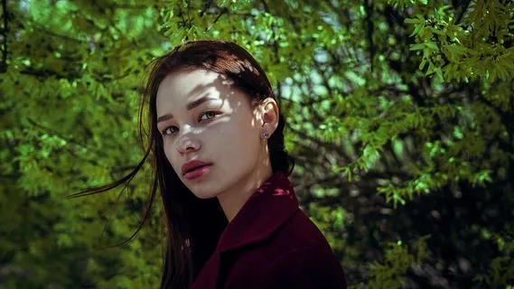 树旁的女人,肖像,一个人,头像,树,植物,年轻人,美女 树旁的女人,肖像,一个人,头像,树,植物,年轻人,美女