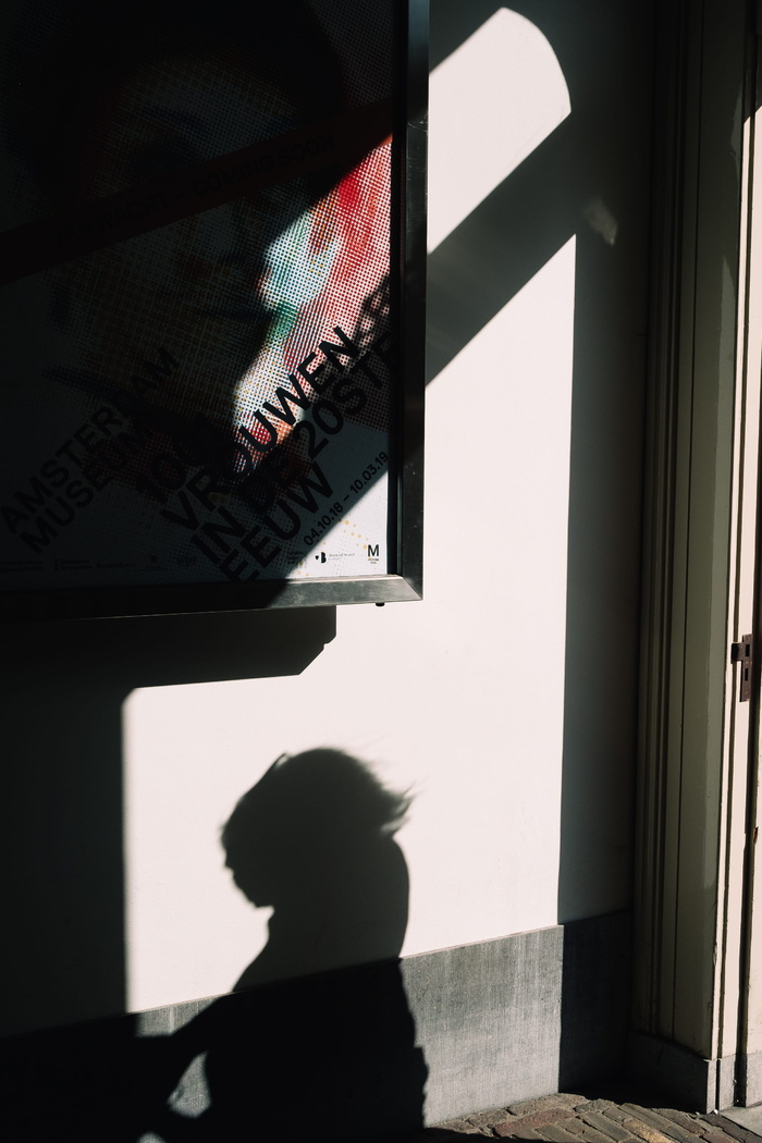 黑色木制相框内的抽象画