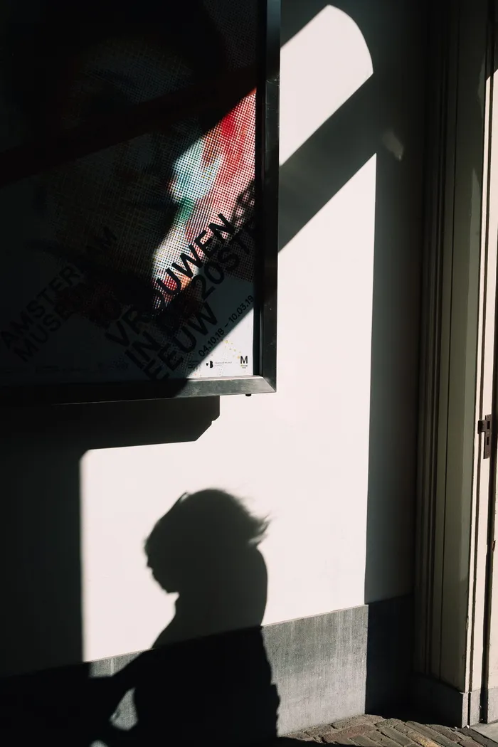 黑色木制相框内的抽象画