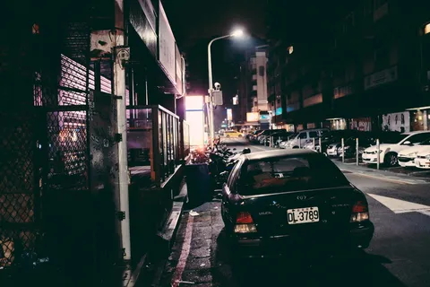 城市、建筑、建筑外观、街道、建筑结构、交通、交通方式、夜间