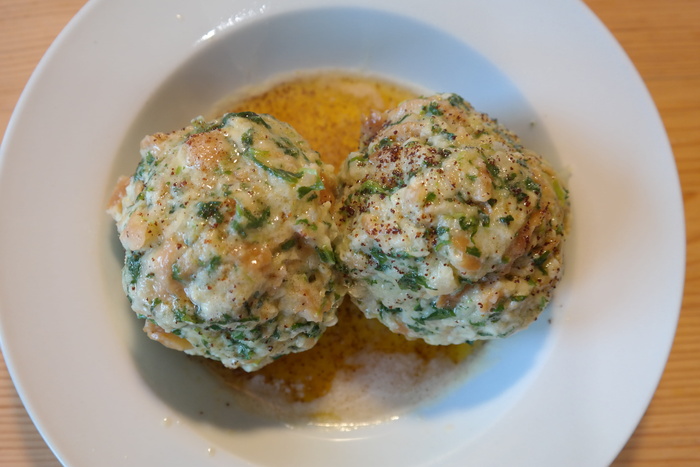 菠菜饺子，饺子，黄油融化，美味，特产，高山美食，面包饺子，吃