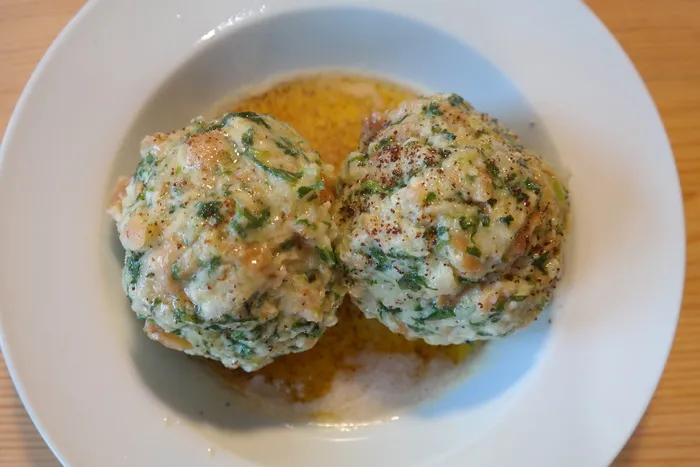 菠菜饺子，饺子，黄油融化，美味，特产，高山美食，面包饺子，吃