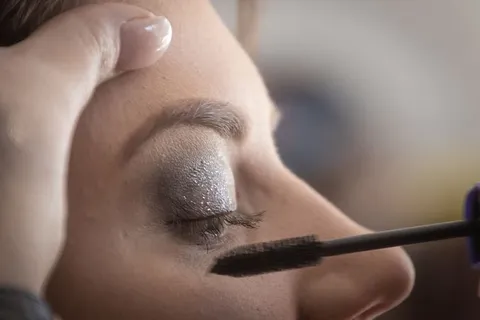 给女人涂睫毛膏的人 给女人涂睫毛膏的人