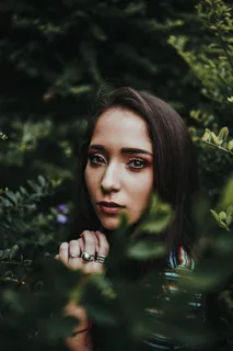 被植物包围的女人的选择性聚焦摄影 被植物包围的女人的选择性聚焦摄影