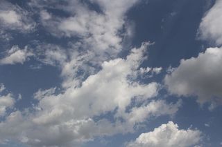 天空是蓝色的，在蓝色的衬里下放射着太阳光