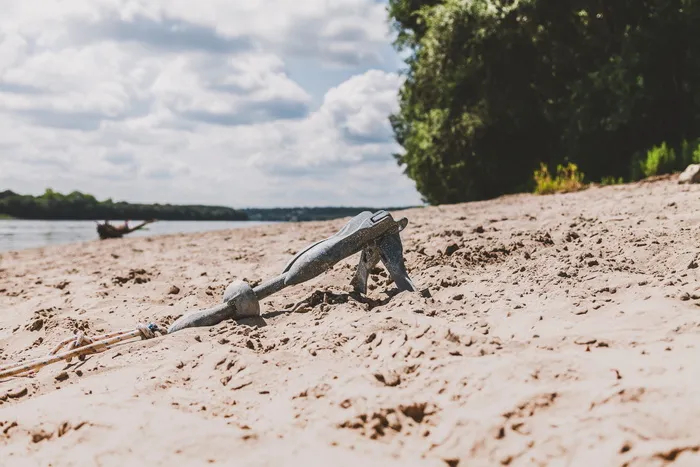 海岸附近的灰色沙滩锚