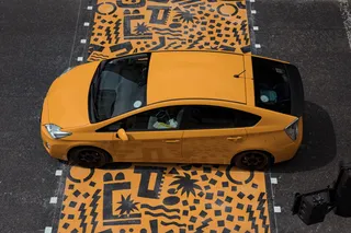 黄色轿车停在黄色和黑色的地板上