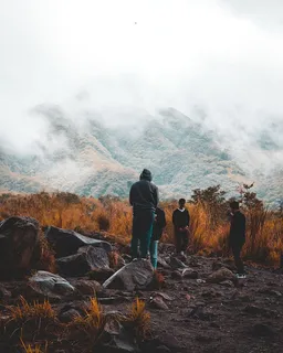 雾山附近的一群人 雾山附近的一群人