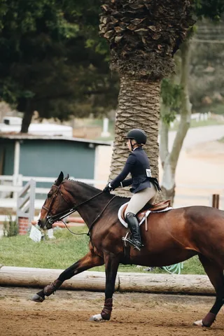 戴头盔骑马的女人