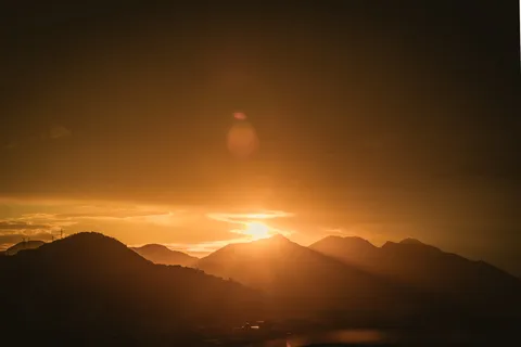 黄金时段山脉剪影照片 黄金时段山脉剪影照片