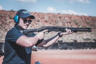 男子射击猎枪照片