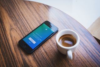 黑色，iphone 5，旁边，杯子，桌面，推特，社交媒体，商业