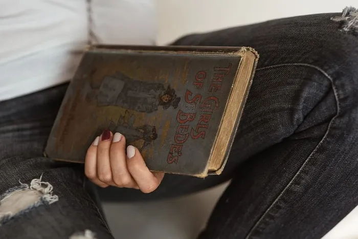 美丽的年轻女子正在读书