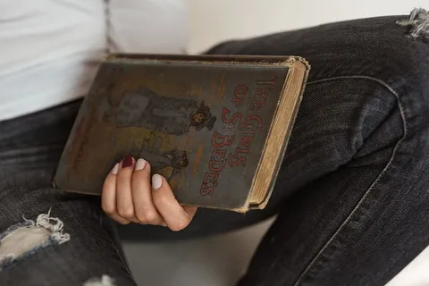 美丽的年轻女子正在读书