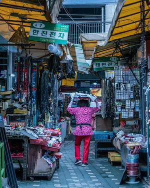 走在商店间小路上的女人