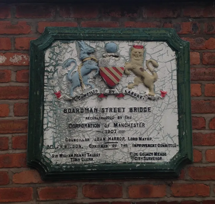 纪念1907年博德曼街大桥重建的牌匾。
