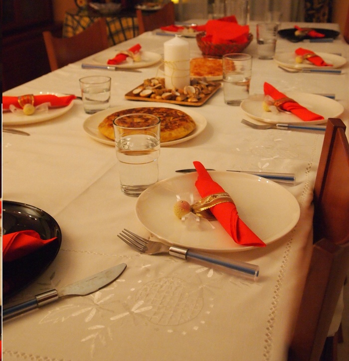 桌子，圣诞节，餐具，玉米饼，庆祝活动，食品和饮料，食品，室内
