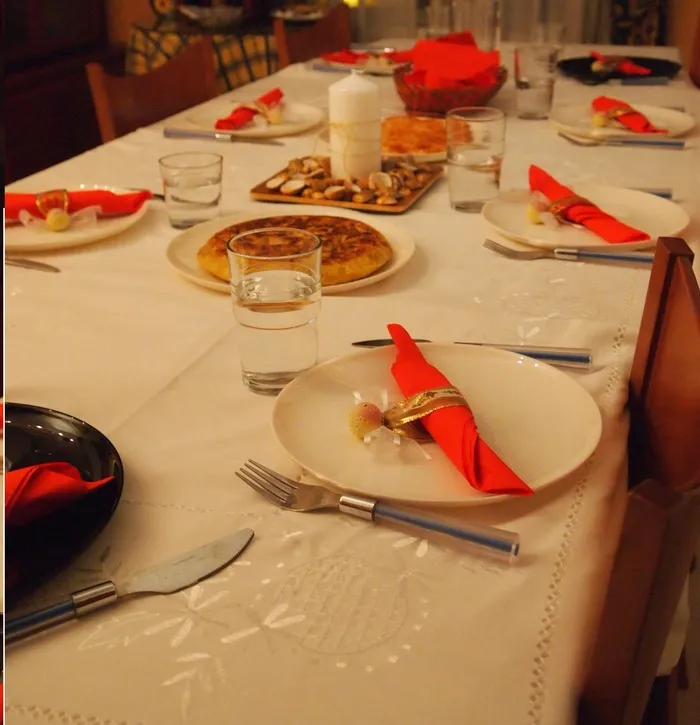 桌子，圣诞节，餐具，玉米饼，庆祝活动，食品和饮料，食品，室内