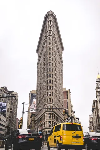 白天的扁钢建筑