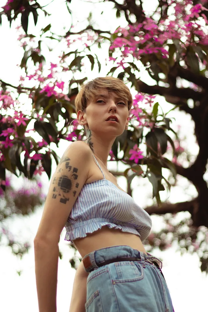 开花树下的女人