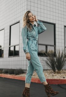 白天穿着蓝色牛仔工作服的女人站在外面