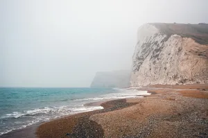 山，旁边，海，白天，海滩，附近，灰色，岩石