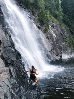 瀑布附近的女人 瀑布附近的女人