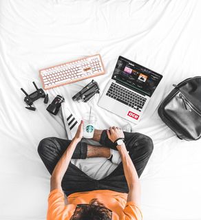 持有星巴克杯的人