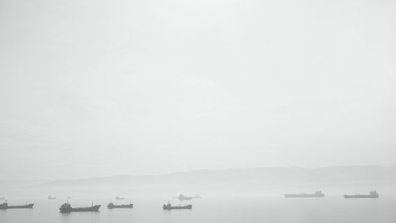 轮廓、船、身体、水、黑、白、灰、天空 轮廓、船、身体、水、黑、白、灰、天空