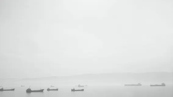 轮廓、船、身体、水、黑、白、灰、天空 轮廓、船、身体、水、黑、白、灰、天空