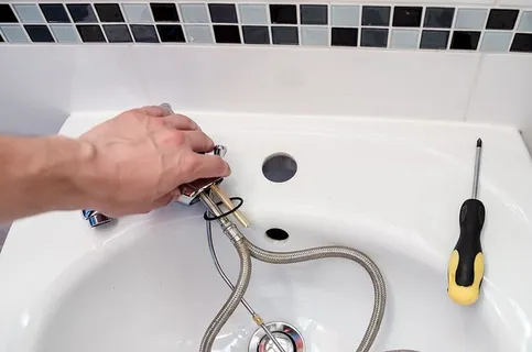 人员,手持,灰色,不锈钢,钢制水龙头,水管工,修理,水龙头 人员,手持,灰色,不锈钢,钢制水龙头,水管工,修理,水龙头
