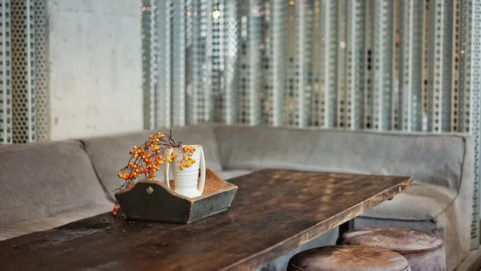 桌上有花的花瓶