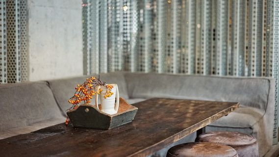 桌上有花的花瓶