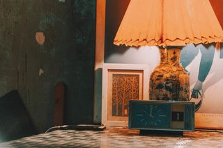 打开米色和白色台灯