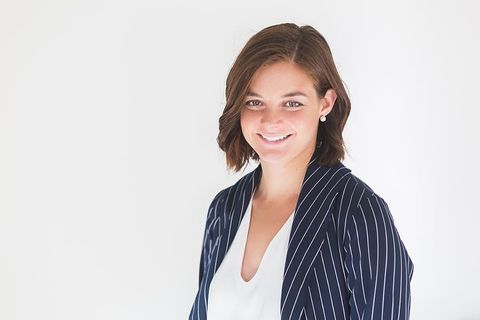 女商人在办公室微笑照片