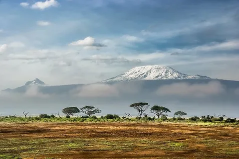 绿色,树叶树,白色,高山,距离,白天,山谷,高地 绿色,树叶树,白色,高山,距离,白天,山谷,高地